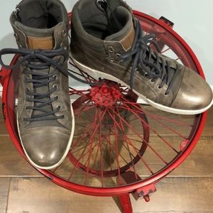 Men’s size 11 bullboxer shoes